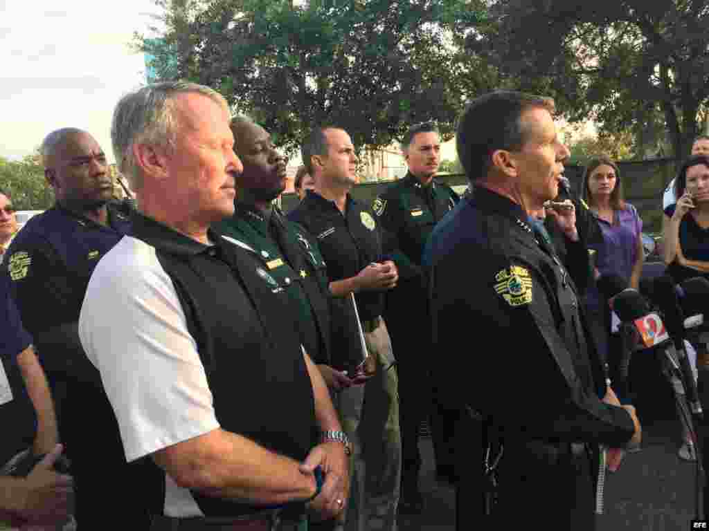 El jefe de Policía de Orlando John Mina (der.) y el alcalde Buddy Dyer (izq.) dan declaraciones a la prensa sobre el tiroteo en el club Pulse. 
