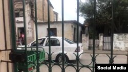 Una patrulla de la policía vigila la vivienda de un activista. (Archivo)